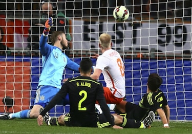 España sigue sin recuperar su nivel tras el Mundial y pierde en Holanda