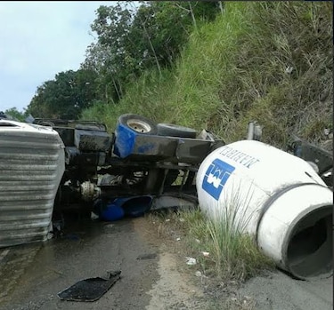 Camión se vuelca en La Chorrera