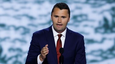 Quién era Charlie Kirk, el comentarista conservador y aliado de Trump asesinado de un disparo en una universidad en Utah