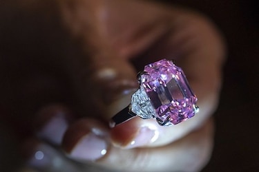 Diamante rosado es subastado por más de 50 millones de dólares