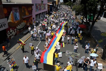 Miles de colombianos dedican el domingo a protestar contra el Gobierno de Gustavo Petro