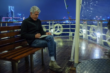 Una polémica nueva biografía del chef Anthony Bourdain detalla sus últimos días