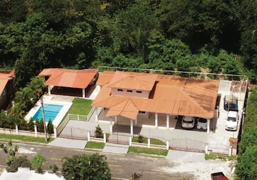 Los lujos y negocios de la diputada Yanibel Ábrego