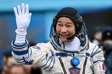 Nave rusa con millonario japonés a bordo llega a la estación espacial