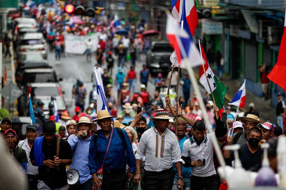Ciudadanos que marcharon desde Pacora llegan a la Presidencia;  piden que se cumplan los acuerdos de la mesa