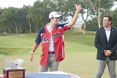 Riley levanta la copa en el Panamá Championship