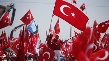 Manifestación masiva en Estambul contra el golpe de Estado