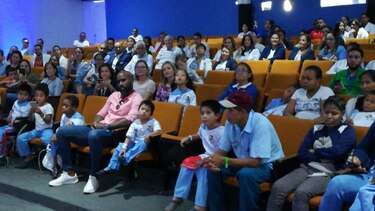 Pacientes del Hospital del Niño se ponen la camiseta de la Sele