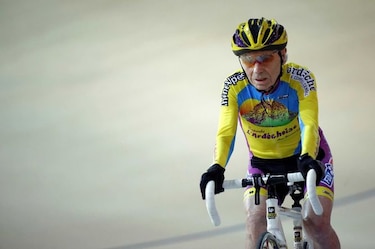 Francés de 105 años intentará batir récord de velocidad en bicicleta