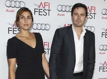 Esposa de Casey Affleck pide el divorcio en Los Ángeles