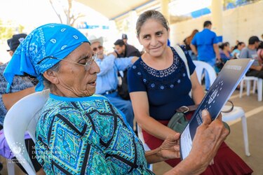 Familiares de víctimas de masacre salvadoreña reciben escrituras de propiedad