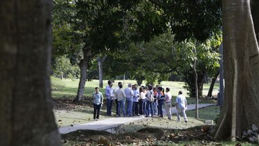Empresas interesadas en remodelación del parque Omar efectúan recorrido de campo