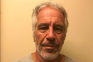 El hermano de Epstein dice que éste sabía cosas que perjudicaban a Trump y no se suicidó