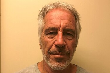 El hermano de Epstein dice que éste sabía cosas que perjudicaban a Trump y no se suicidó