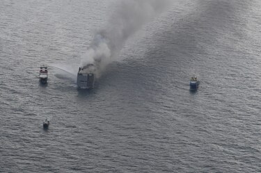 Incendio en un carguero de bandera panameña cerca de la costa de Países Bajos sigue activo pero estable