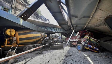 Video: Se derrumba puente en Calcuta, India; 22 muertos y un centenar de heridos