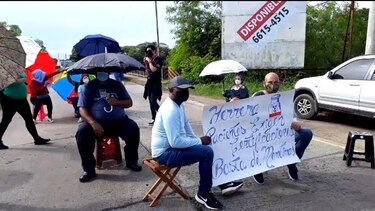 Autoridades de Salud se reúnen con afectados por jarabe envenenado; se mantiene cierre en puente sobre el río La Villa 