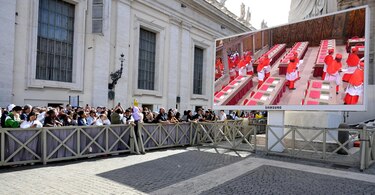‘Extra omnes’: Los cardenales se encierran en la Capilla Sixtina para elegir un papa