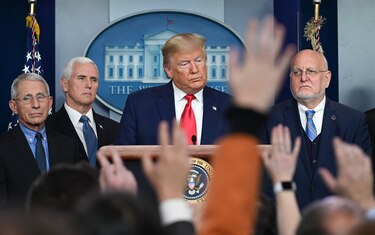 Presidente Trump llama a la calma tras primera muerte por Covid-19 en Estados Unidos