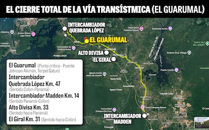 Larga caminata para tomar el autobús, tras el cierre de la vía Transístmica en el Guarumal