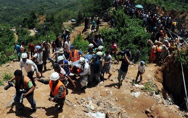 Ocho hondureños cumplen tres días atrapados en mina sin que se sepa si viven
