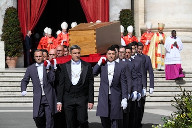 ‘Adiós, padre’, los fieles brindan una despedida solemne y sentida al papa Francisco