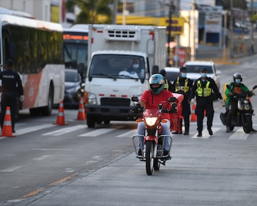 Motorizados de PedidosYa reclaman más ingresos; Mitradel cuestiona protesta