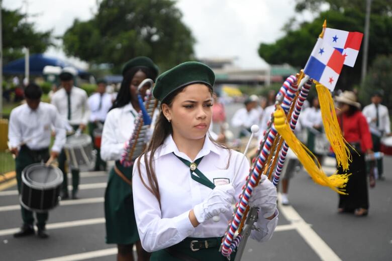 Entre tambores y banderas: Así se vivió el desfile del Día de los Símbolos Patrios