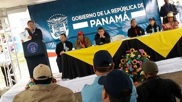 Varela entrega orden de proceder de carretera en  comarca Ngäbe Buglé