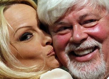 Pamela Anderson defiende en Alemania al fundador de la ONG ‘Sea Shepherd’