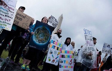 Miles marchan en Washington por la ciencia y contra 'hechos alternativos'