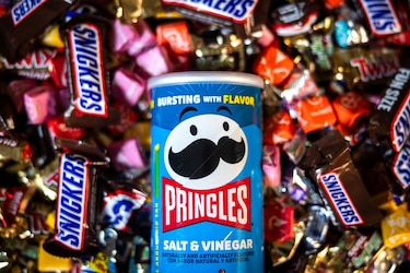 Mars, dueño de M&M’s, comprará Kellanova, propietaria de Pringles, por 35.9 mil millones de dólares