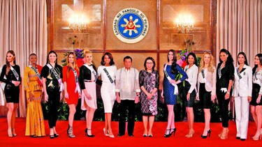 Duterte mide sus palabras ante hermosas damas