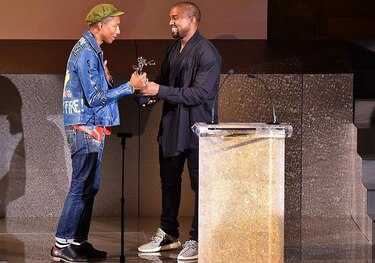 Kanye West se roba la noche de los diseñadores de moda