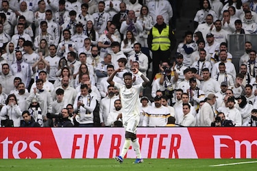 El Bernabéu estalla y el Madrid gana en el caos ante el Levante