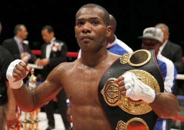 Jezreel Corrales no da con el peso; pierde su corona superpluma