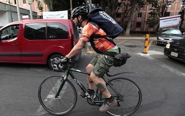 Luchadores, ciclistas y artistas reparten consuelo y ánimo tras sismo