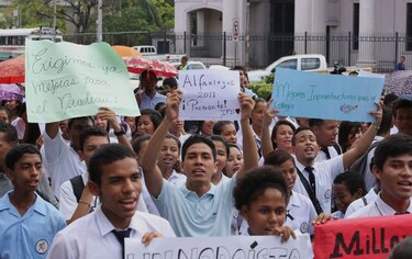 Estudiantes y docentes del Instituto Fermín Naudeau marcharon hacia la Presidencia