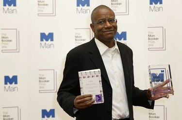 Estadounidense Paul Beatty gana el galardón literario Man Booker Prize