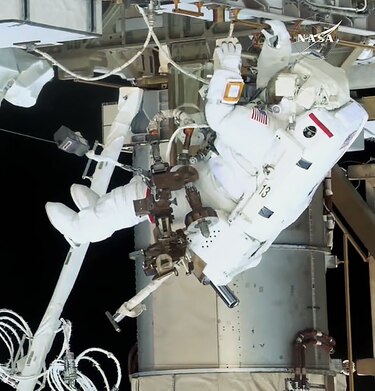 Dos mujeres astronautas de la NASA realizaron con éxito caminata espacial en la EEI