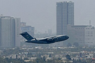Embajador de Estados Unidos y un general, últimos en abordar vuelo final de retirada de Afganistán