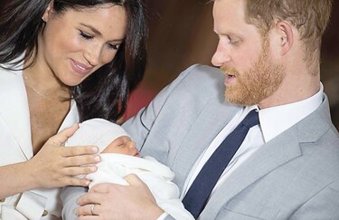  Meghan deja  Reino Unido; la reina busca  soluciones 