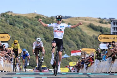 Pogacar hace historia con su tercer Lombardía consecutivo