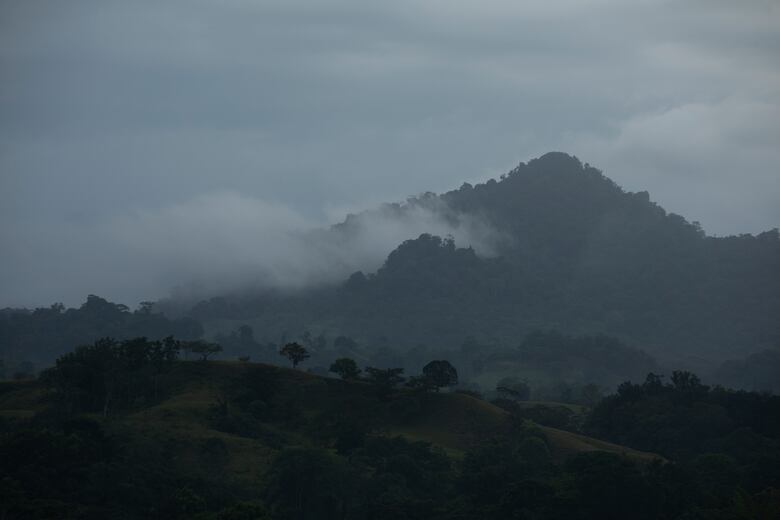 Los pueblos empapados de pobreza que caminan entre montañas ricas en oro y cobre