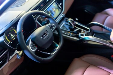 Geely inaugura su primer showroom en Panamá y lanza su nuevo SUV Azkarra, con tecnología híbrida ligera demostrando por qué menos, es más