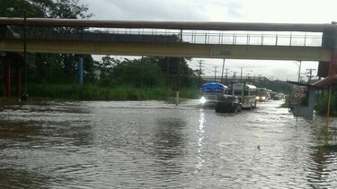 Colón: inundación en Villa del Caribe provoca tranque vehicular