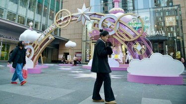 Por qué China quiere que sus jóvenes gasten más dinero, pero ellos se resisten