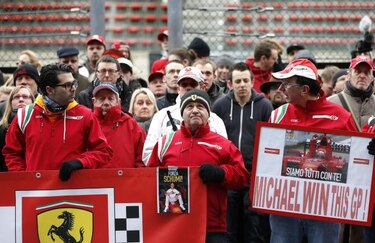 Fans de Schumacher se reúnen en Spa para mandarle 'energía positiva'