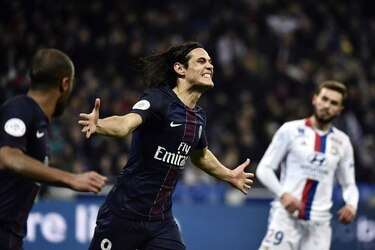 PSG supera al Lyon con dos goles de Cavani; Niza sigue líder