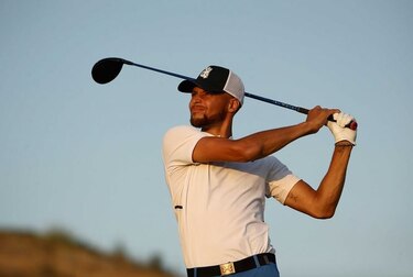 Stephen Curry se prueba con poca suerte en el golf